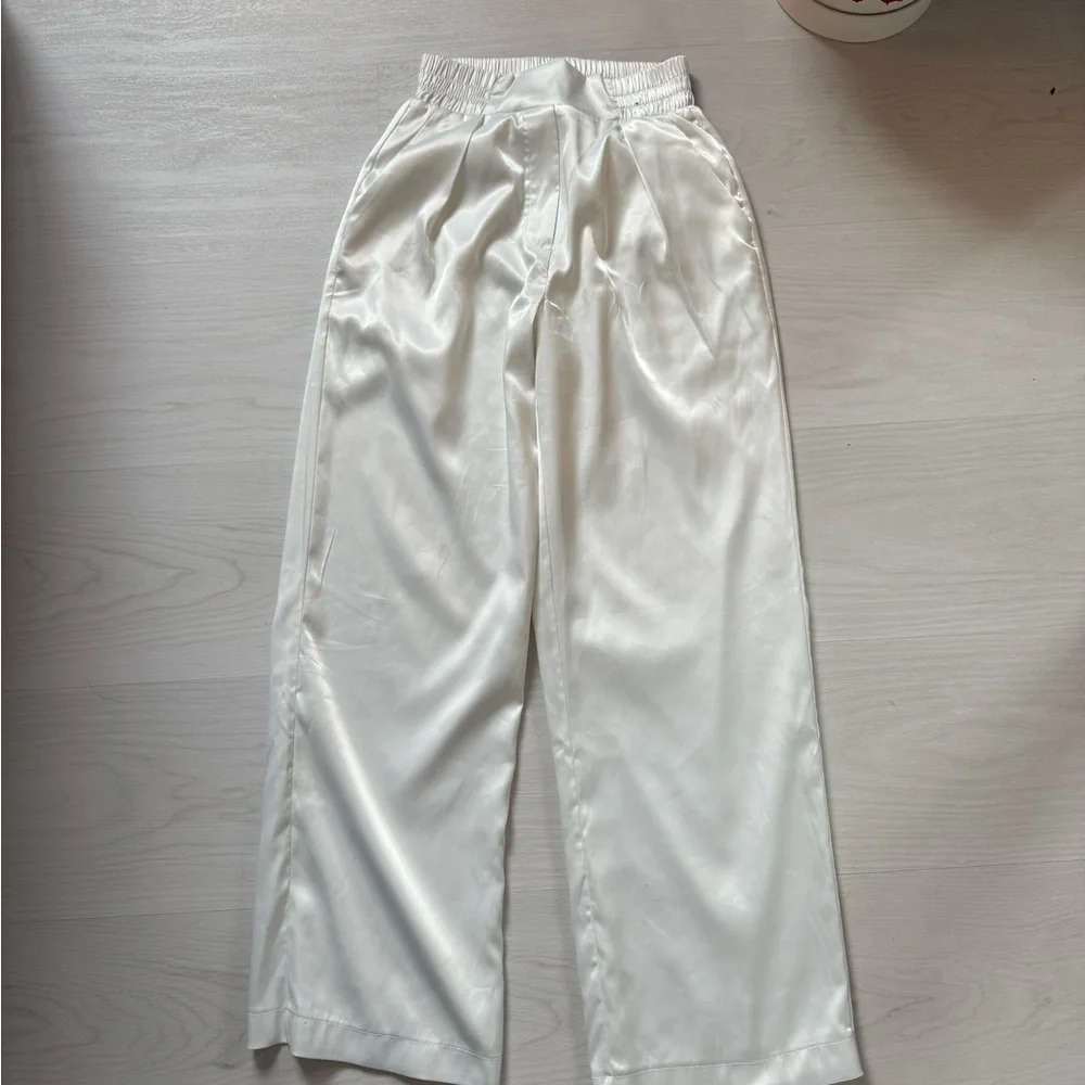 Elegant White Satin Suit Set. Wide leg pantsuit. Size s - Picture 5 of 9